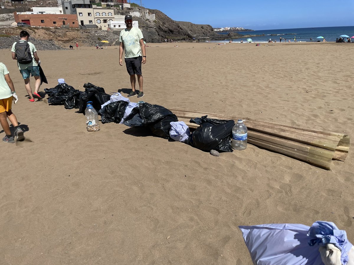 Hoy he participado en una actividad de limpieza de la playa de Bocabarranco en Galdar, organizada por @DecathlonES Recogimos casi 50 kg de basura en tan solo 1 hora. Cada pequeño gesto cuenta! #sostenibilidad #microplasticos #limpieza #Galdar