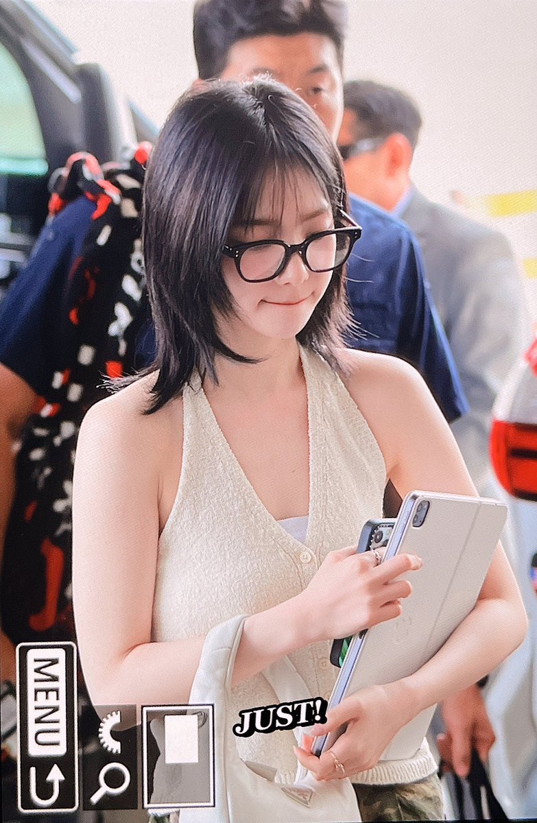 ที่จริงคิดว่าพี่น่าใช้เวลาสักพักเลยนะกว่าจะมั่นใจโชว์ผมจริงที่ตัดสั้นเพราะผมเสียตอนฟอกทำบลอนด์ 😔 ก่อนหน้านี้ไม่ใส่หมวกก็มัดเอาไว้ตลอดเลย ขอให้สุขภาพผมจมิงดีขึ้นไวๆ