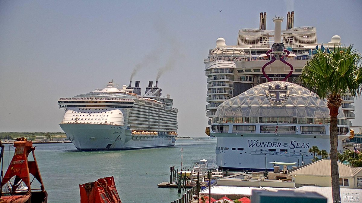 Big ship day @PortCanaveral with Oasis-class vessels from #RoyalCaribbean

📷 PortCanaveralWebcam.com
