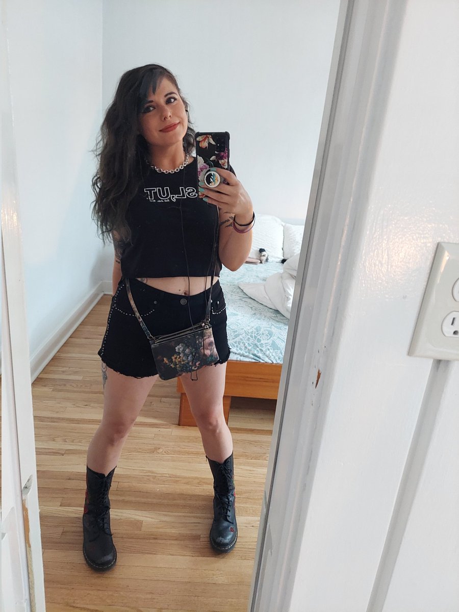 CassyCyanide's tweet photo. @juliancomeau Tummy out for SL,UT was the vibe for last night https://t.co/HKWugcqecd