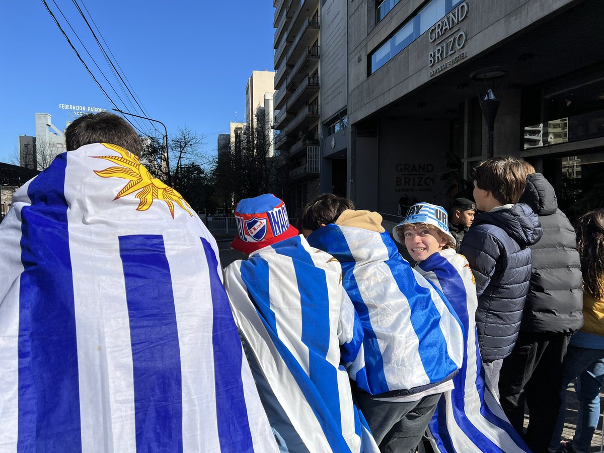 Día gélido en La Plata pero la gente está ansiosa. Uruguay juega la final del Mundial Sub 20 ante Italia y afuera del hotel hay un centenar de hinchas haciendo el aguante.