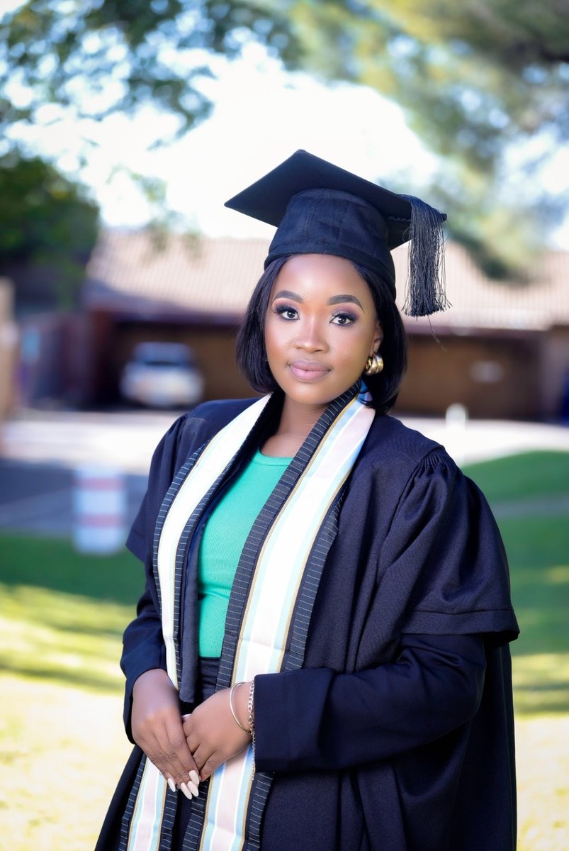 TsholoMathe16's tweet photo. GOD DID!

We CONQUERED and now we're HONOURED baby👩🏽‍🎓❤️ https://t.co/rLG4wdo33m