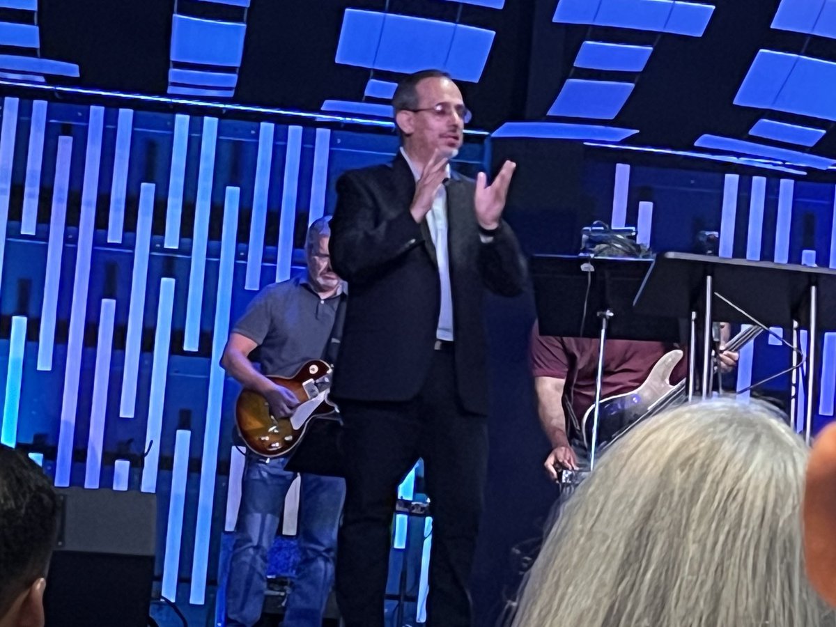 DRayDavis's tweet photo. Visitando @istrouma hoy con un gran socio de @IMB_SBC, el pastor @cgmangieri. Mi esposa, @ADimperio Davis, oró por un equipo de Istrouma Español para partir hacia Africa para proclamar el reino de Dios. https://t.co/hJdzBzd61k