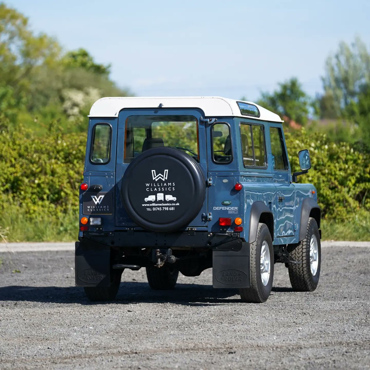 Are we allowed to call traditional shape Defenders, Defender Classic or Classic Defender?
🚙 <a href="/WMS_Classics/">Williams Classics</a>
📷 <a href="/landroverpa/">landroverphotoalbum</a> 
#LandRover #Defender90 #landroverdefender #landroverphotoalbum #inkyenston #landroverevolved #Snowdonia #WilliamsClassics