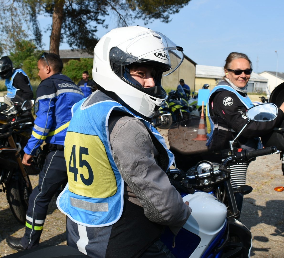 🔵 Organisation d'une journée de sensibilisation par l´escadron de sécurité routière auprès des 🏍
➡️ Ateliers avec les 👨‍🚒et 👮‍♀️
➡️ Cours et mise en pratique sur les trajectoires 
➡️ Démo d'une intervention d'accident de la route 🚧

Des gilets airbag offerts par @AXAprevention 🤩