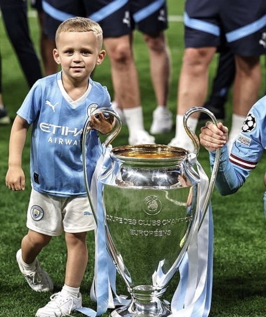 ¿SABIAS QUE? 🧐

El Wey tiene mas Champions que el PSG con tan solo 3 años 😱.
