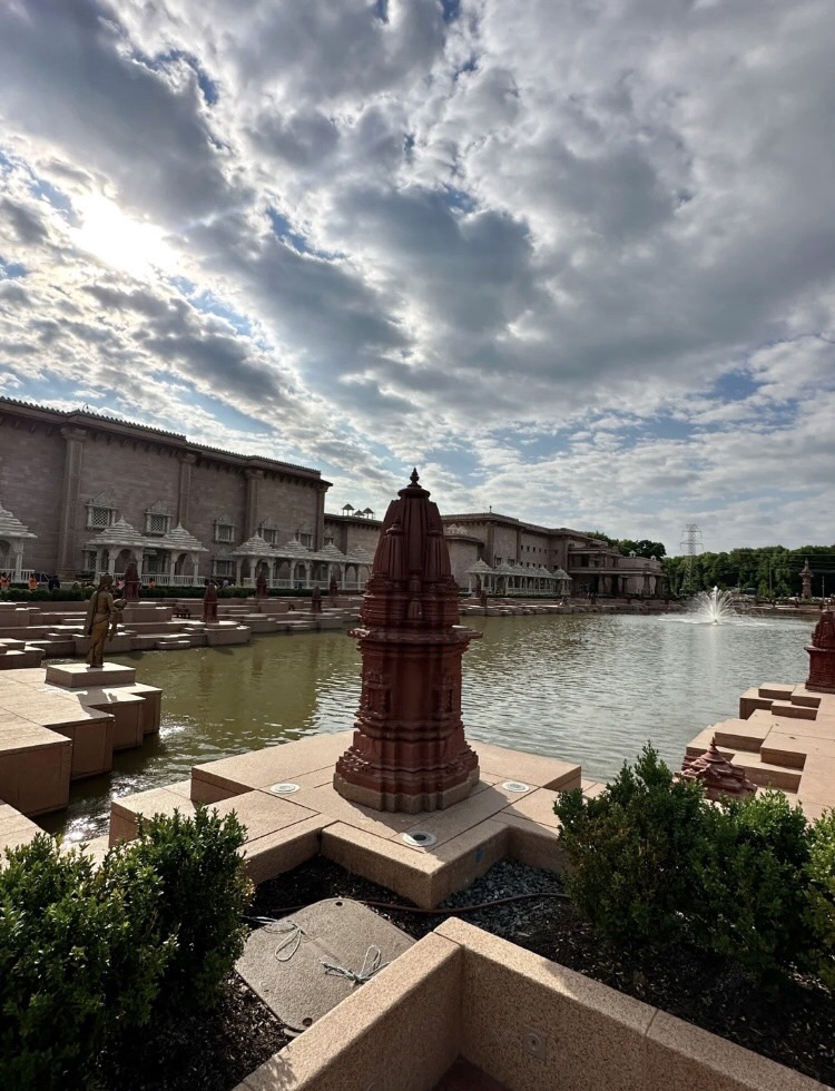 MiaLiu89's tweet photo. Baps Mandir Hindu Temple in the Edison, New Jersey neighborhood, a place to feel the intersection of religious cultures and experience the sacredness and serenity #NewJersey #WhereToWeekend #NewJerseySurroundings🥰 https://t.co/mWHFNBrZbo