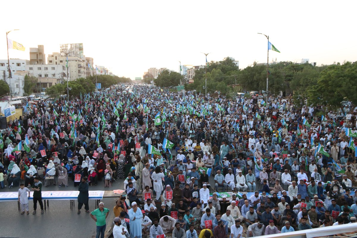 JIPOfficial's tweet photo. امیرجماعت اسلامی کراچی حافظ نعیم الرحمن سندھ حکومت اورپیپلزپارٹی کی جانب سے کراچی کے مینڈیٹ پر قبضہ کرنے،غیر جمہوری و غیر آئینی ہتھکنڈوں،الیکشن کو یرغمال بنانے اور کراچی دشمن رویے و طرز عمل کے خلاف شاہراہ قائدین پر ہونے والے عظیم الشان اور تاریخی ”تحفظ کراچی مارچ“سےخطاب کررہےہیں۔
#Pakistan_Rejects_PPP_Fascism