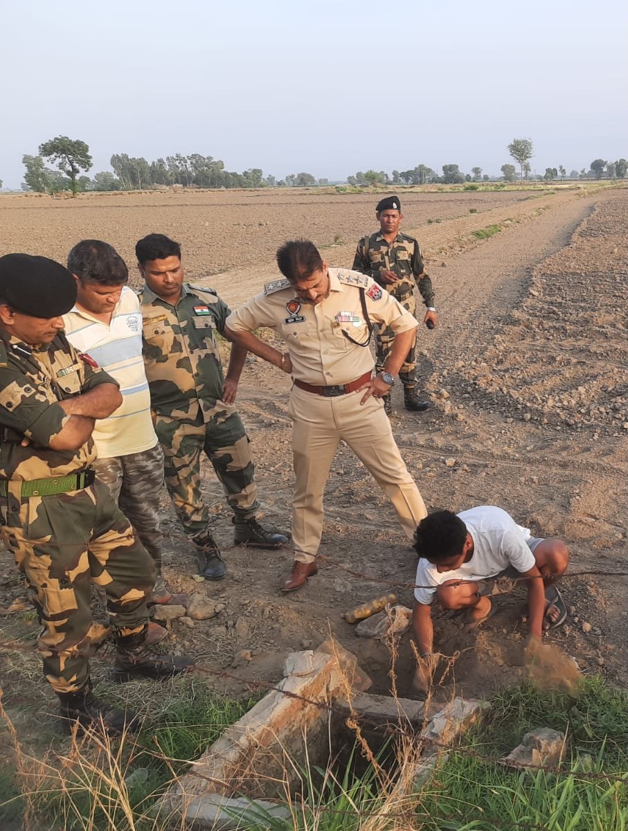 BSF_Punjab's tweet image. Based on the specific input and consequent identification of a conniving farmer (with Pak smugglers) by @BSF_Punjab, two packets of #Heroin were recovered from ahead of the fence in Amritsar, with the help of Punjab Police. Police took their custody.