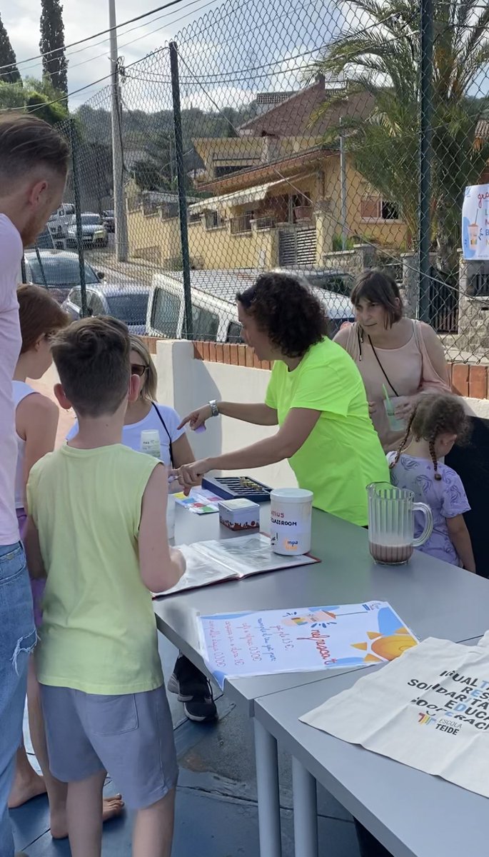 EscolaTeide's tweet photo. Gran jornada ahir a càrrec d’#AMPATeide! Inflables, disfresses, bon ambient i concurs a la millor taula en un #SopardeGermanor 🔝 on no va faltar la música en directe de #losremembers!!! 🥳💃🏼🎶
Sense dubte, la millor manera de concloure un curs carregat de bons moments! 😎 https://t.co/hlpaO9K2ht