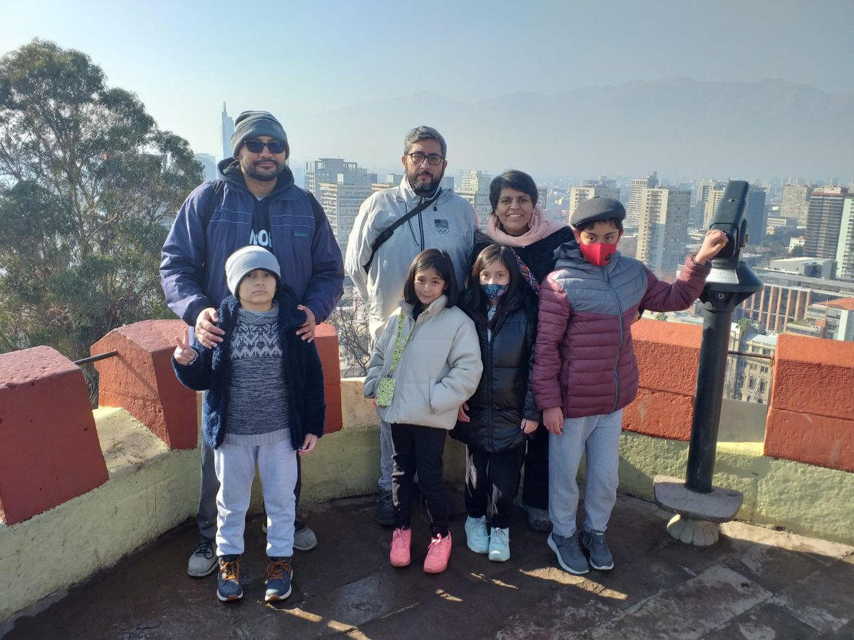 #AmorPorSantiago Dos familias chilenas decidieron pasar su mañana de domingo, conociendo toda la historia que guarda el Cerro Santa Lucía y acompañaron a nuestro guía Andrés Donoso en un #TourGratis imperdible.