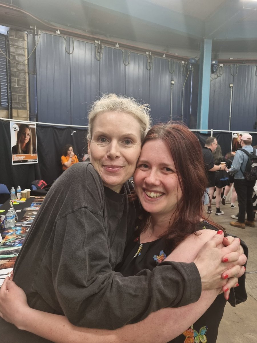Absolutely over the moon to have met Chloë Annett @emconcouk 💖💖 Words genuinely can't describe how much this moment meant to me! Such a lovely person and an honour to finally meet her.

#chloeannett #crimetraveller #reddwarf #Nottingham
