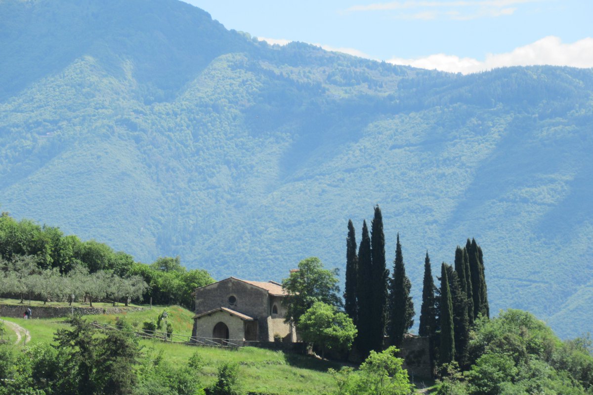 #Trentino, ai piedi del #borgo di #Frapporta, nella valle di #Tenno, si incontra un gioiello #romanico da visitare. La Chiesa di San Lorenzo. Di lì appena oltre i #cipressi, panorama sul #Gardatrentino. 
#dolomiti #gardasee #gardalake #lagodigarda #lagoditenno #borghiditalia