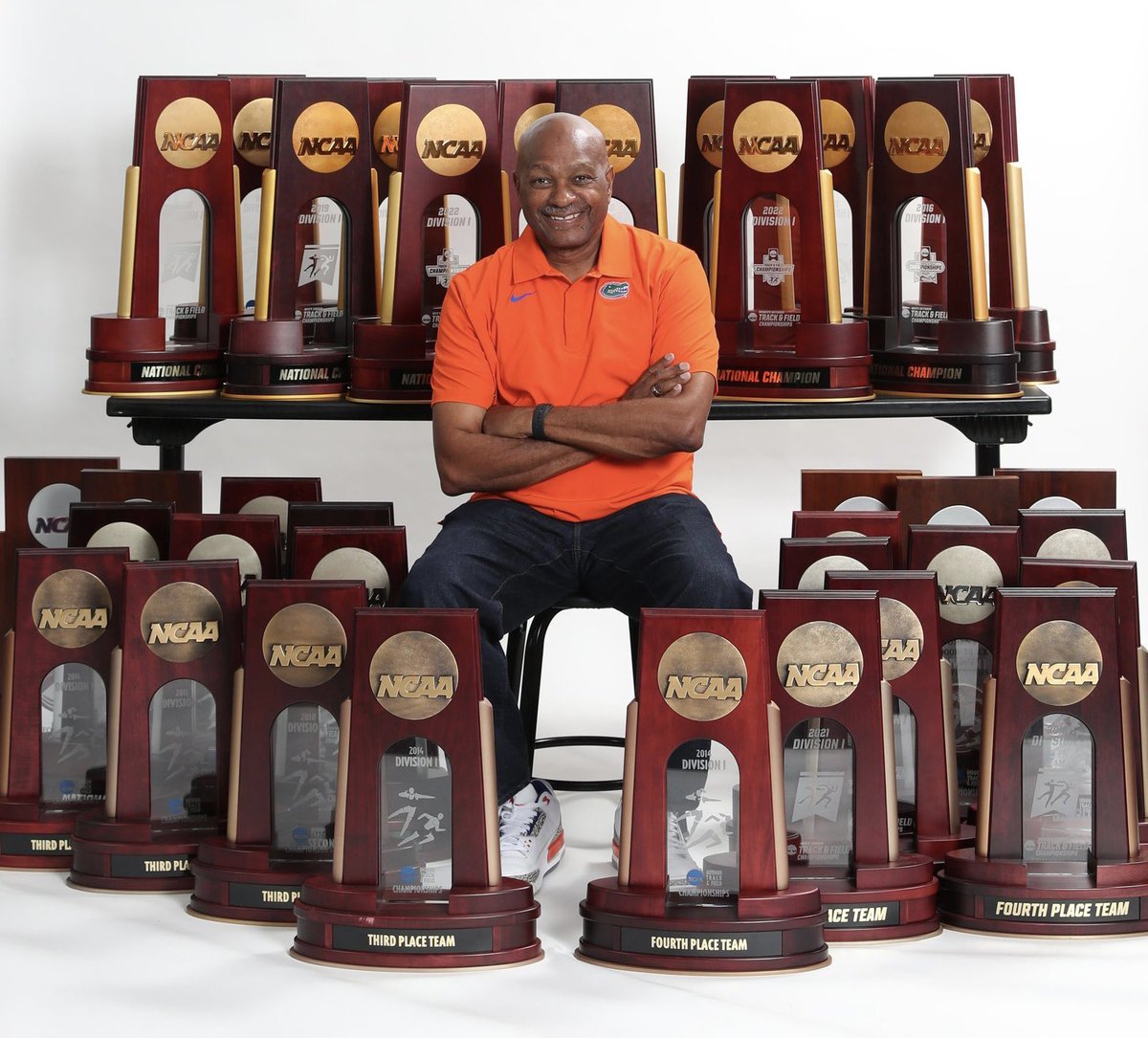 If we don’t support our own, who will? It’s really UNREAL that the sports world is NOT talking about @GatorsTF Head Coach Mike Holloway (@HeadGatorTRK). Let’s add one more NATIONAL TITLE to the photo below us. Coach Holloway now has 13 @NCAATrackField NATIONAL TITLES! Can…