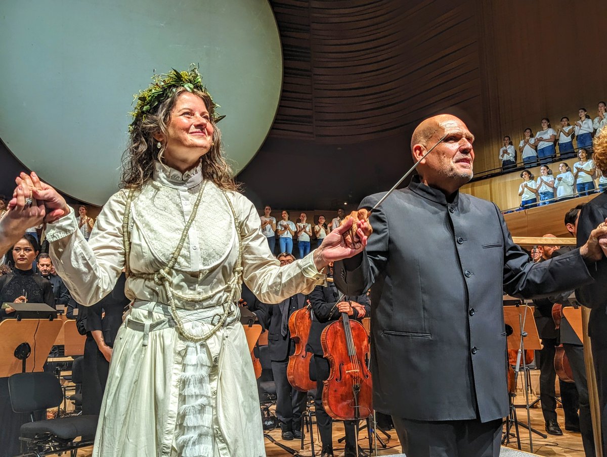 Arts_Addict's tweet photo. Earth Mother. Soaring soprano, #ElseTorp, radiates ethereal energy, as she takes a bow with @nyphil conductor @JaapvanZweden, following a rousing performance of #JuliaWolfe's #unEarth at @LincolnCenter. #NYCArts #ClassicalMusic https://t.co/GtyYiit7xS