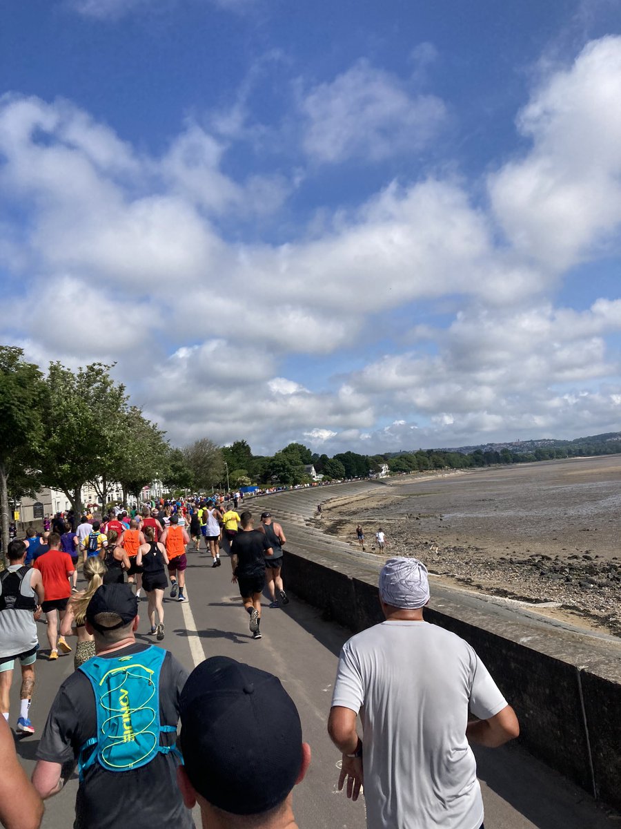 Darren_Hendley's tweet image. Had a brilliant morning pacing the sub 2hr crew @Swansea_HM today coming home in 1.59.34. As the locals would say, the weather was “lush”. Big thanks to the team of volunteers and marshals for making it happen. 👏🏻 #RunSwansea #Racecheck