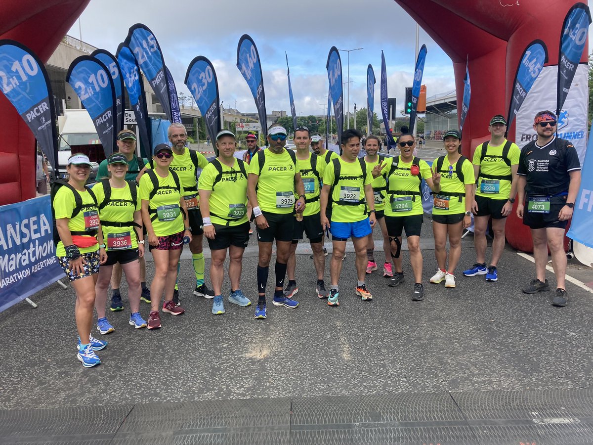 Darren_Hendley's tweet image. Had a brilliant morning pacing the sub 2hr crew @Swansea_HM today coming home in 1.59.34. As the locals would say, the weather was “lush”. Big thanks to the team of volunteers and marshals for making it happen. 👏🏻 #RunSwansea #Racecheck