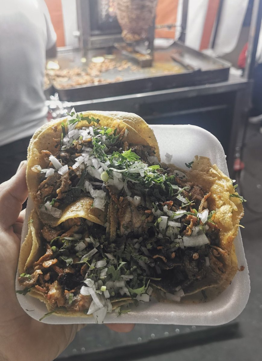 Tacos al pastor at Estadio Azteca (@ClubAmerica @CruzAzul) 🇲🇽 

💵 50 peso (£2.30)