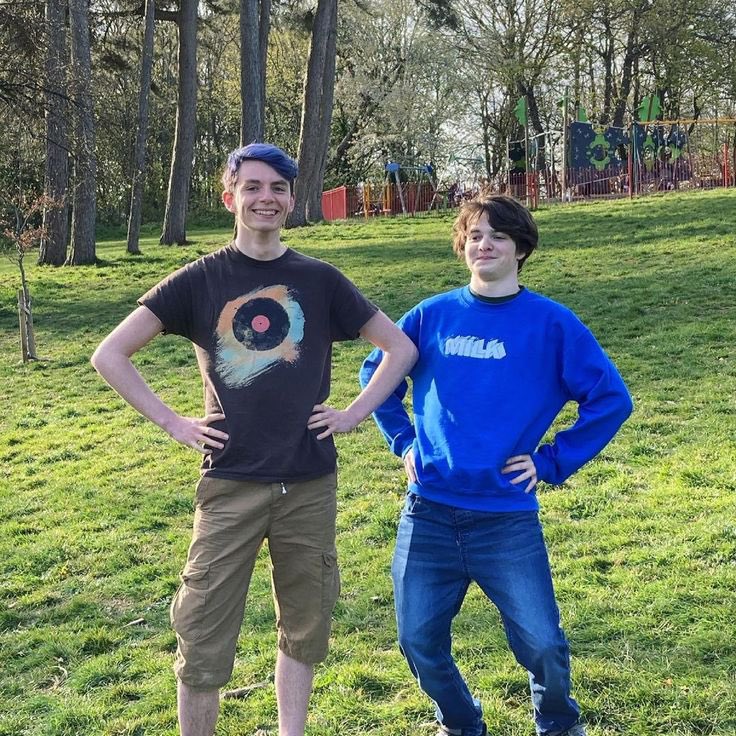 badlinuholding's tweet image. freddie holding his hips that don’t lie. nearly mistook him for shakira #badlinu