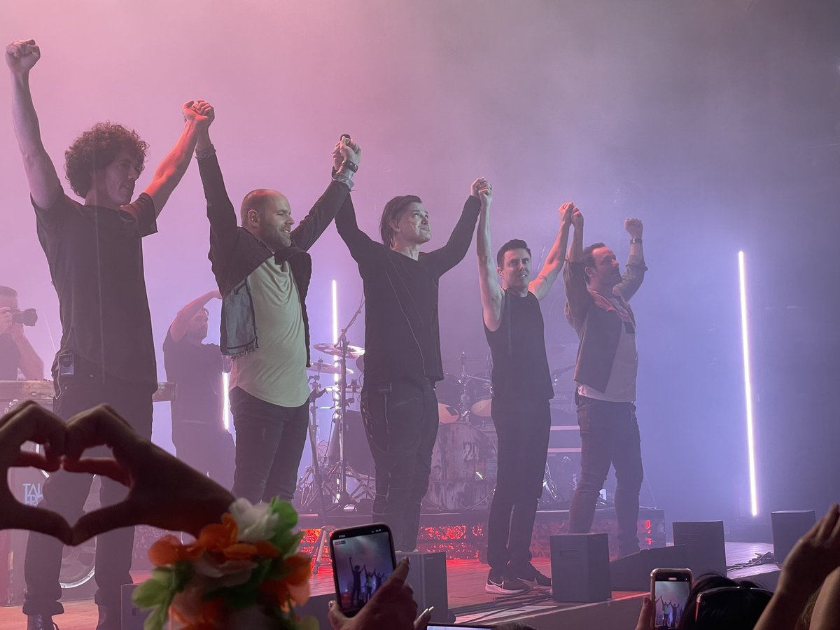 JaimeMarie17's tweet photo. Looking through my photos from Wolverhampton last Monday &amp; found these.. not sure who's the hands are but thought it looked cute 🫶😊 

@thescript @TheScript_Danny @glenofthepower @benjaminsarge #TheScript #TheScriptWolverhampton #TheScriptFamily https://t.co/qSgTdfJ4G5