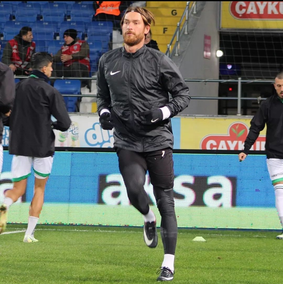 ÖZEL
Denizlispor'dan ayrılan tecrübeli forvet Ömer Şişmanoğlu için Kocaelispor ve Manisa FK devreye girdi.