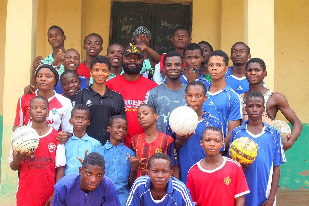 ChukwuebukaFA's tweet photo. WEEK 65 #CSFFTP23
Our weekly School ⚽Training Program #CSFFTP at Basden Memorial Special Education Center, a school that cater for the blind, deaf & dumb in Isulo,Anambra State with our founder @ChukwuebukaEZ & Apostle Chibuike Amos 10/6/22
@_ikemba #ChukwuebukaFreestyle
1/2 https://t.co/6taPd4O5J8