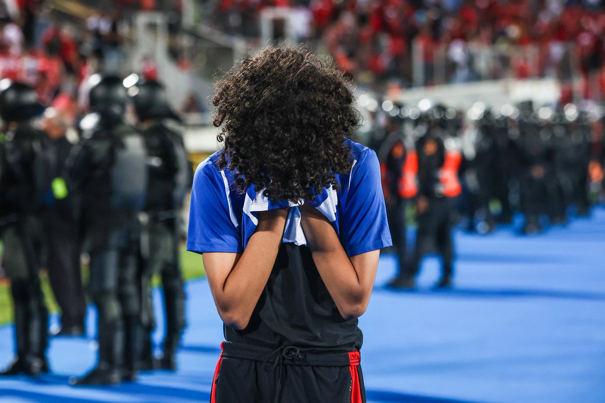 A Wydad ball boy crying after the final whistle as Wydad lost to Al Ahly. 

Emotional 😭 #DestinationMorocco2025