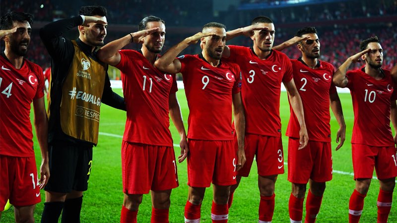 Türk milli takımı 2019'da Arnavutluk maçında attığı golden sonra asker selamı verirken İlkay Gündoğan instagramda paylaşılan bu fotoğrafı beğendiği için Alman halkından özür dilemekle meşguldü. Gurur duymuyoruz, utanç duyuyoruz.