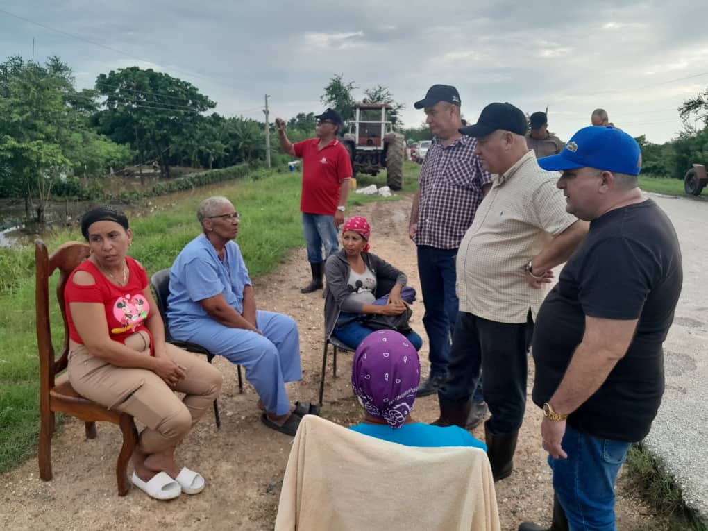 DrRobertoMOjeda's tweet photo. Las autoridades del @PartidoPCC y el gobierno en los territorios afectados por las lluvias junto a miembros del Secretariado, viceprimeros ministros y ministros, en el centro de cada batalla por la recuperación. #FuerzaCuba https://t.co/lslQf03G2R
