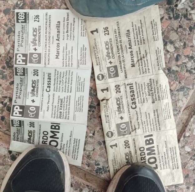 Gastnchaco1's tweet photo. Alguien puede explicar por qué en Corrientes hay dos boletas de diferentes coaliciones con los mismos mismos candidatos?? 
Para que sirve?? 

Tal vez @SoyPabloMiguel  puede saber. 
#Elecciones https://t.co/Ql67ZVoZoc