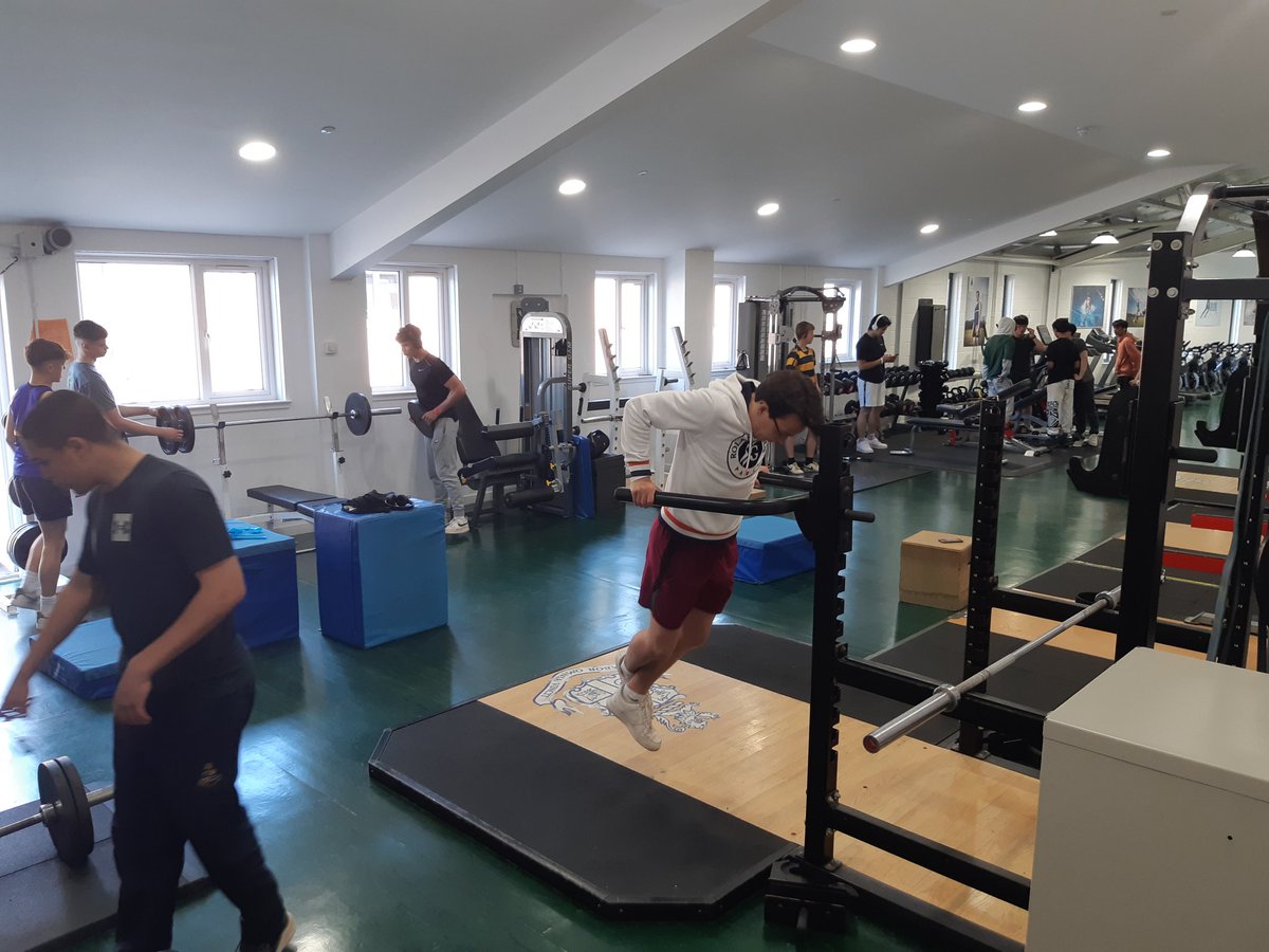 djbecosse's tweet image. A busy S &amp;amp; C session @StrathallanSchl @strath_sport on Sunday afternoon between exam revision #HardWorkPaysOff #StretchAndChallenge #MentalHealthAndWellbeing #PeerSupport #FriendshipsForLife #iloveboarding @BSAboarding