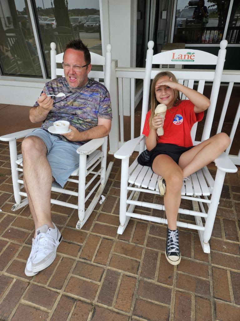 Enjoyed some peach cobbler and peach ice cream today with Mom, wife, and daughter at Lanes Southern Orchard 🍑