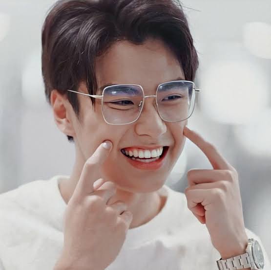 BeMyH0me's tweet photo. my boy does nothing, says nothing and he still receives hate. i'm not sure, why. Maybe you have lots of haters but numbers don't lie. There are silent supporters who don't give an F*** with naysayers. Your projects show enermous views. so continue to smile, Ohm. #staywithOhm https://t.co/E4NXg6MPdo