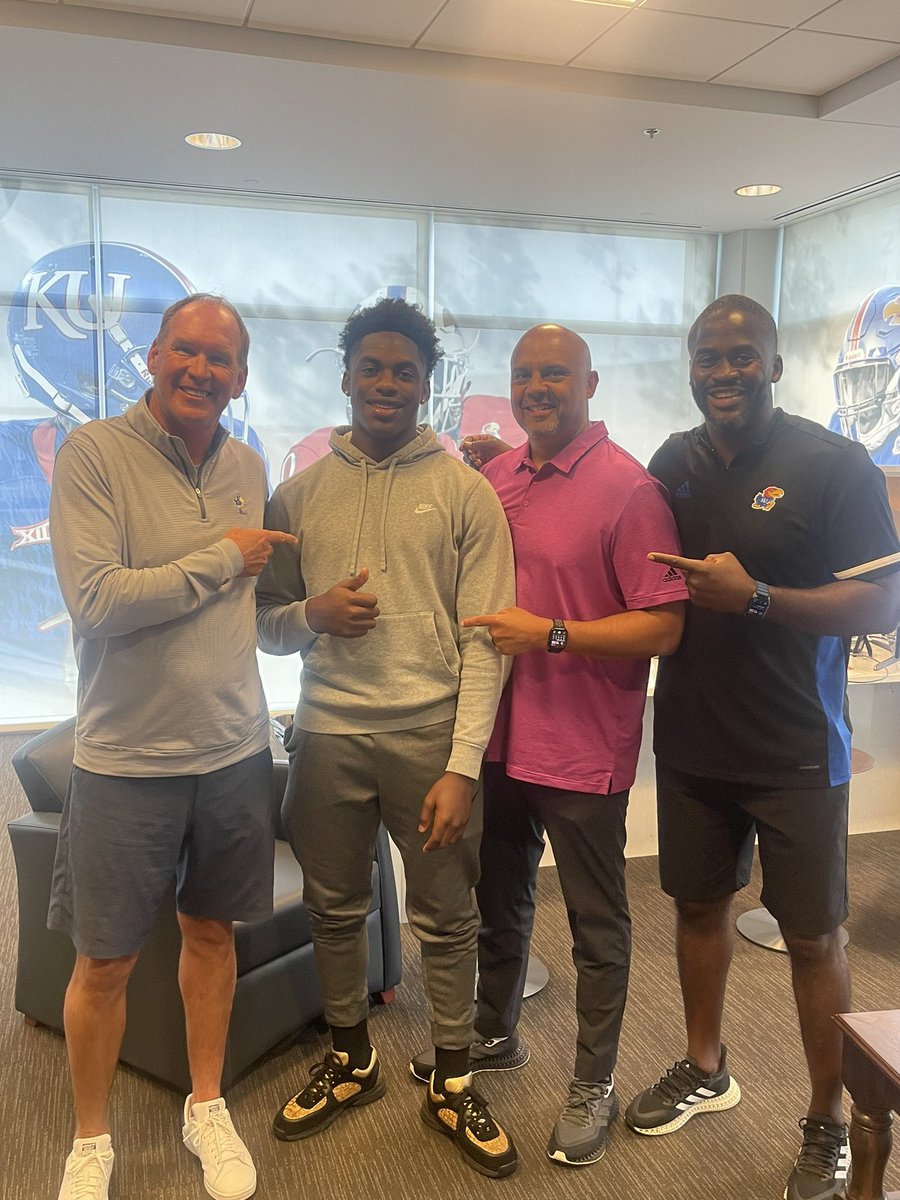 jacorey___18's tweet photo. Let’s get this 24 Jayhawks class right where my jayhawk fans 💛💙 @CoachSimps @CoachSvarczkopf @CoachBenReaves @MiltonEagles_FB @CoachOnatolu https://t.co/hVo0JabWcl
