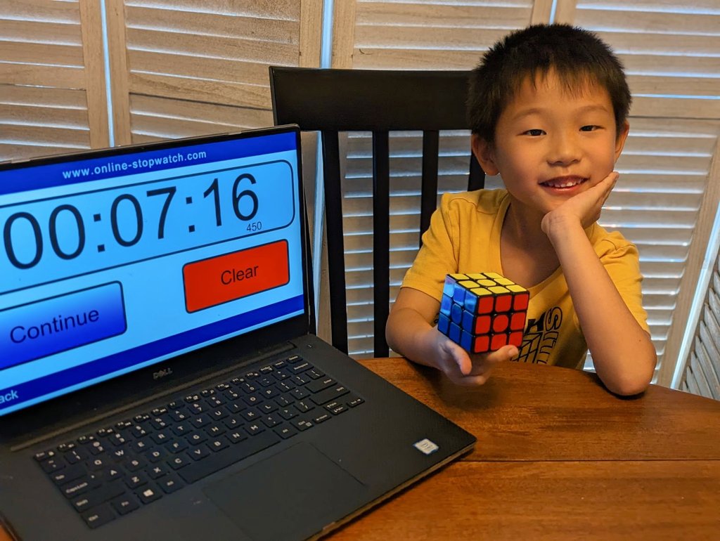 JayheeLaurenPak's tweet image. Summer Fun
무언가를 해야만 하는 아들(7yr)에게 좋은 재미가 생겼다. 천만 다행!! 3x3 루빅스 큐브와 자기 자신.연습의 의미와 자기 자신의 기록을 깨는 재미를 막 맛보기 시작한다.여름 끝자락의 그의 기록을 기대하며,엄마에게도 잠시 쉴 수 있는 틈 주는 Rubiks Cube에게 감사를😃#Rubiks #7thyear
