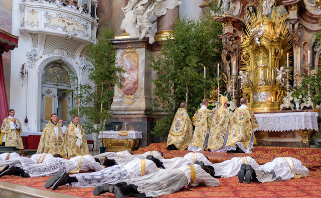 ndchretiente's tweet photo. ⛪ 10 nouveaux prêtres pour la Fraternité Saint Pierre !

🙏🏻 Rendons grâces au Bon Dieu pour les ordinations conférées par Mgr Bertram Meier, évêque d'#Augsbourg 🇩🇪 en Bavière.

🔥 DEO GRATIAS !

📸 @Wigratzbad https://t.co/fmSAdKjt5j