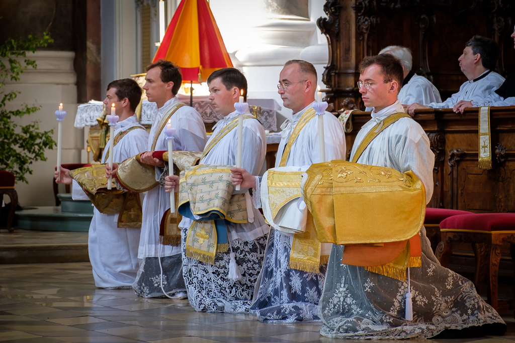 ndchretiente's tweet photo. ⛪ 10 nouveaux prêtres pour la Fraternité Saint Pierre !

🙏🏻 Rendons grâces au Bon Dieu pour les ordinations conférées par Mgr Bertram Meier, évêque d'#Augsbourg 🇩🇪 en Bavière.

🔥 DEO GRATIAS !

📸 @Wigratzbad https://t.co/fmSAdKjt5j