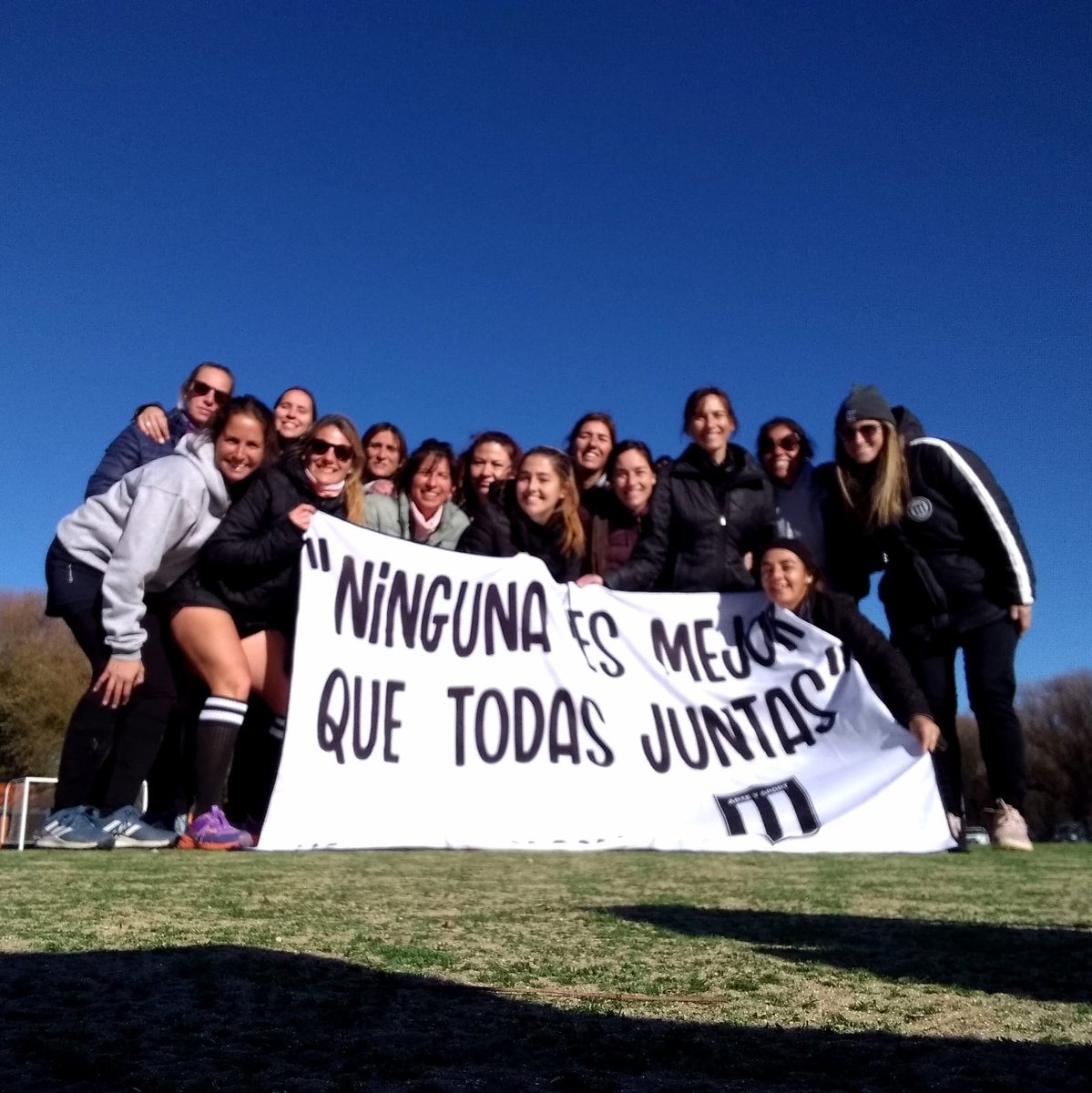 CenBlancoYNegro's tweet photo. #HockeyDamas 🏑 Las Mamis arrasaron en Coronel Pringles y se trajeron dos victorias contundentes por la tercera fecha del 🏆 torneo.

☑️ Primero golearon 4-0 a Alumni y luego se impusieron 10-0 a Almaceneros.

¡Un domingo espectacular para las albinegras! 💪

#DaleNegro ⚪🖤⚪ https://t.co/VmM6bsnusQ