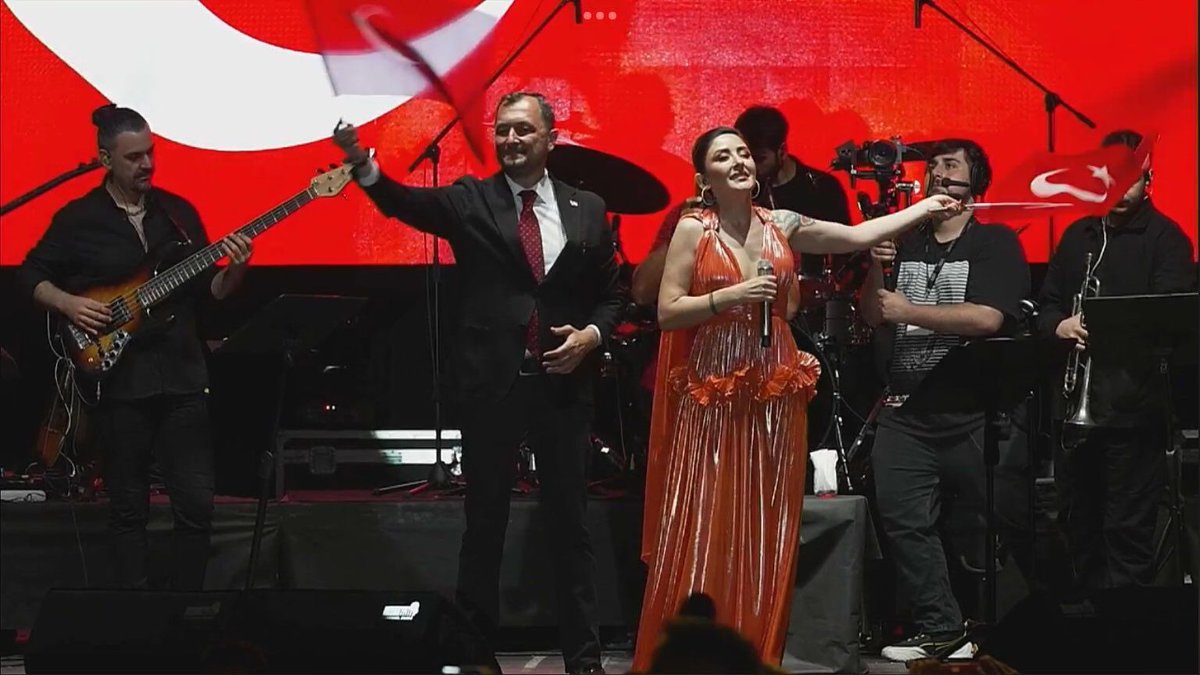 zekibahce's tweet photo. Bu adam bu gece Parti'den atılmalı. 

Melek Mosso 'nun elini mi öpüyor, parmağını mı öpüyor ne halt ediyorsa etsin, yeterki defolup gitsin. 

#CüneytYükselKovulsun https://t.co/TQTVohx2v5