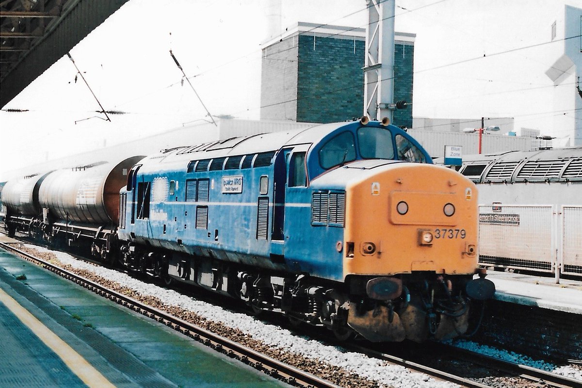 Warrington Bank Quay 16th June 1999
British Rail Class 37 diesel loco 37379 'Ipswich WRD Quality Approved' in Mainline Blue livery hauls a lightweight load of two bogie chemical tank wagons
#BritishRail #Warrington #Class37 #Mainline #Railfreight #Ipswich #trainspotting 🤓