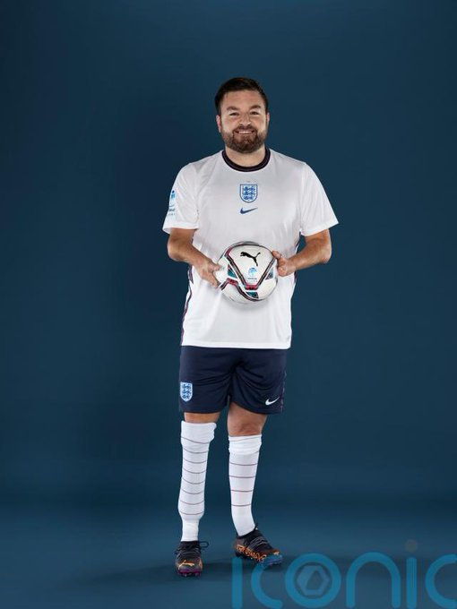 heavencreatorr's tweet photo. Great to see Alex brooker come on,goes to show if u want it and work hard enough anything is impossible what a man👏 Alex Brooker take a bowl 📷#SoccerAid #alexbrooker #England https://t.co/oD01J7fULQ