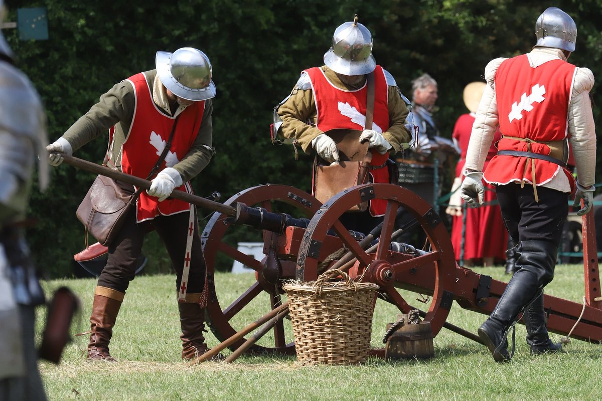 The last re-enactment of the 2023 @BarnetMedieval was the 1471 Battle of Barnet, a key battle in the Wars of the Roses. MorePics: bryan-jones.com/2023-battle-of… @MuseumBarnet, @BarnetCouncil #barnet #battle #medieval #Knights