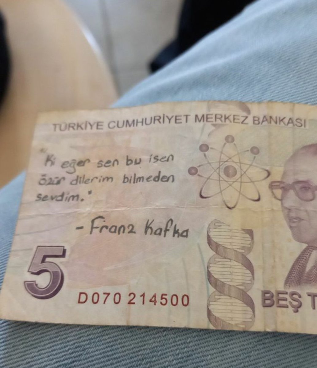 "Ki eğer sen bu isen özür dilerim bilmeden sevdim"
                              -Franz Kafka