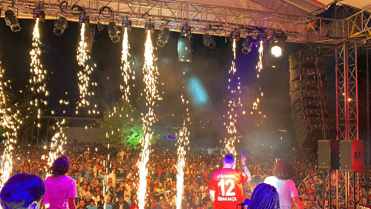 sinanakcil's tweet photo. demiştim PENDİK i yakarız bu gece diye..emeği geçen herkese teşekkürler🔥🎤❤️
 ve tebrikler şampiyon @PendiksporK @Pendik_Belediye @ahmetcinpendik https://t.co/GeJSBSt1f1