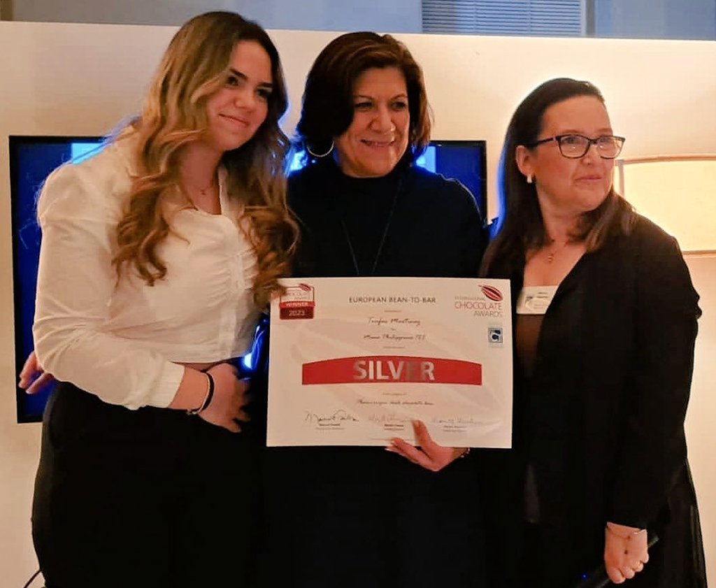 Bean to bar de Caūma Cacao, #Valencia, comprado in situ. Cacao de Mana, Filipinas🇵🇭Premio plata🥈en el campeonato de los International Chocolate Awards. 2ª 📷 Teresa Ricart con su padre en la ceremonia de los premios, 3ª y 4ª📷con su hija, Teresa Delgado, y Mónica Meschini, IICCT
