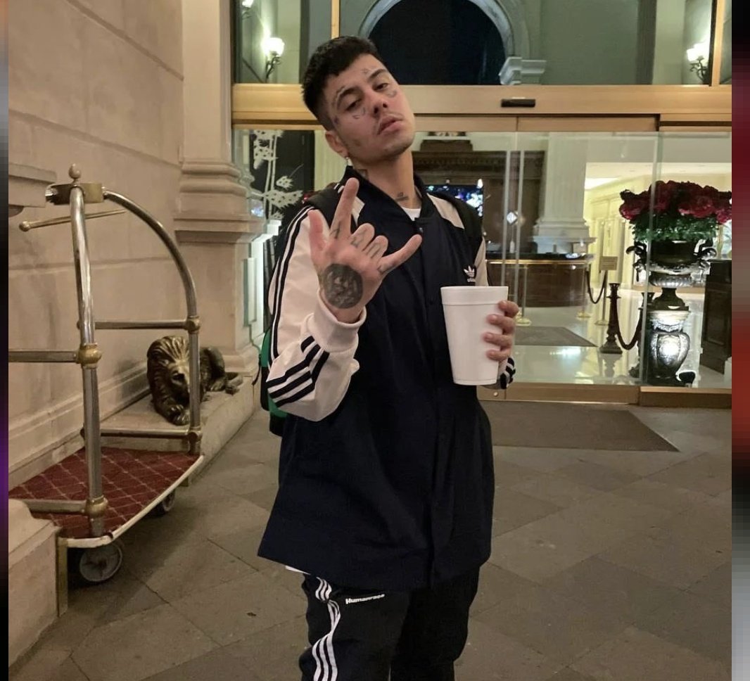 Jake_Anders0n_'s tweet image. Me vuelvo a presentar porque no interactuó con nadie. Me llamo Mauro pero muchos me dicen duki o duko. Y soy cantante.
Fav y rt para amigar.