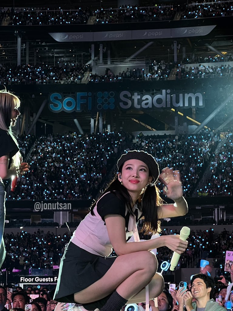 archivenayeon's tweet photo. love her so much https://t.co/5WnFexziFP