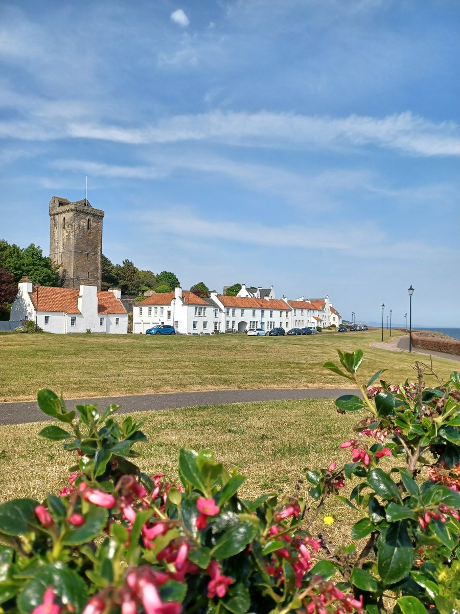 Kimkjaerside's tweet image. After we left Silverburn, as we found it, we had lunch in Leven. It was followed by coffee and ice cream in the quaint village of Dysart from the Harbour Master's cafe, what a gem! 🌞💙🏴󠁧󠁢󠁳󠁣󠁴󠁿 #LoveFife #LoveScotland