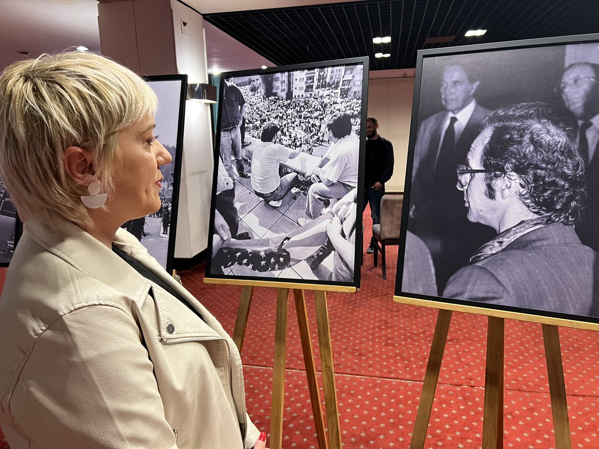 HalimiSibel's tweet photo. Fotografimi i historisë 

Për nder të ditës së çlirimit të Prishtinës, ekspozita e Hazir Rekës “Rezistenca”. https://t.co/C4niKywhCR