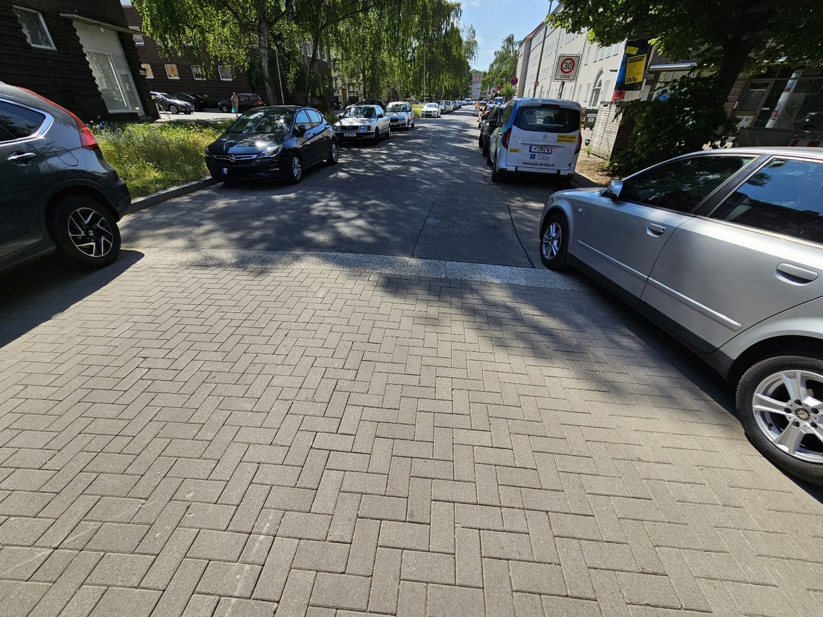 Wer steht hier falsch? 
#andieckefanpost